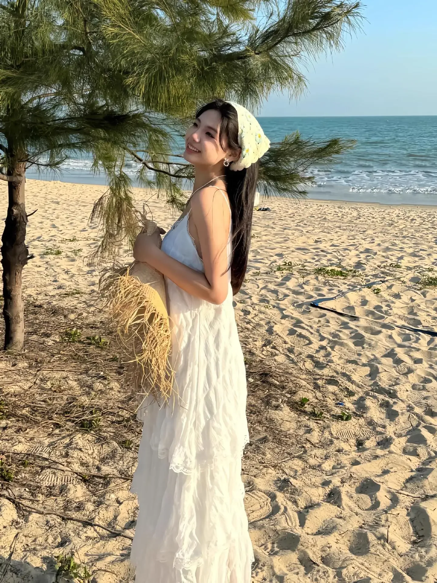 Женское платье на бретелях во французском стиле Белое Облегающее без рукавов с