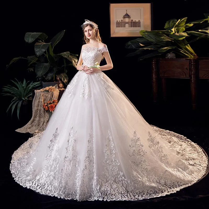 

Женское свадебное платье с открытыми плечами