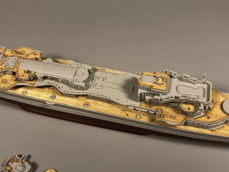 CY 700022 Деревянная колода 1/700 с якорной цепью и трубачкой 05766