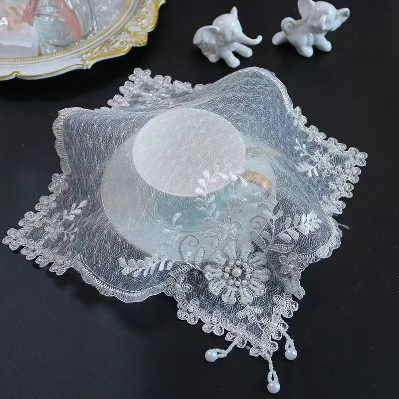 

Коврик для стола белый сетчатый с вышивкой