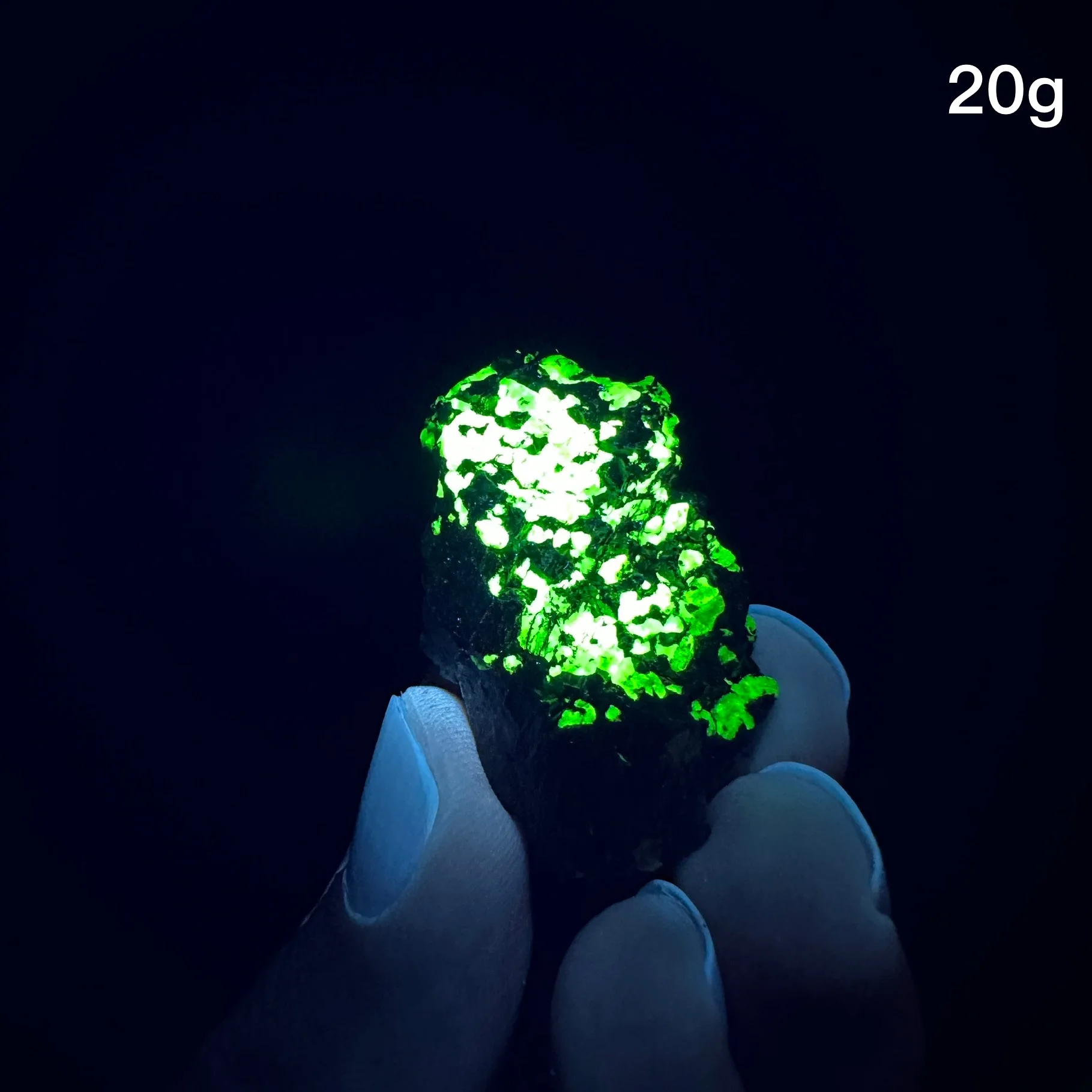 

Флуоресцентный минерал Виллефита