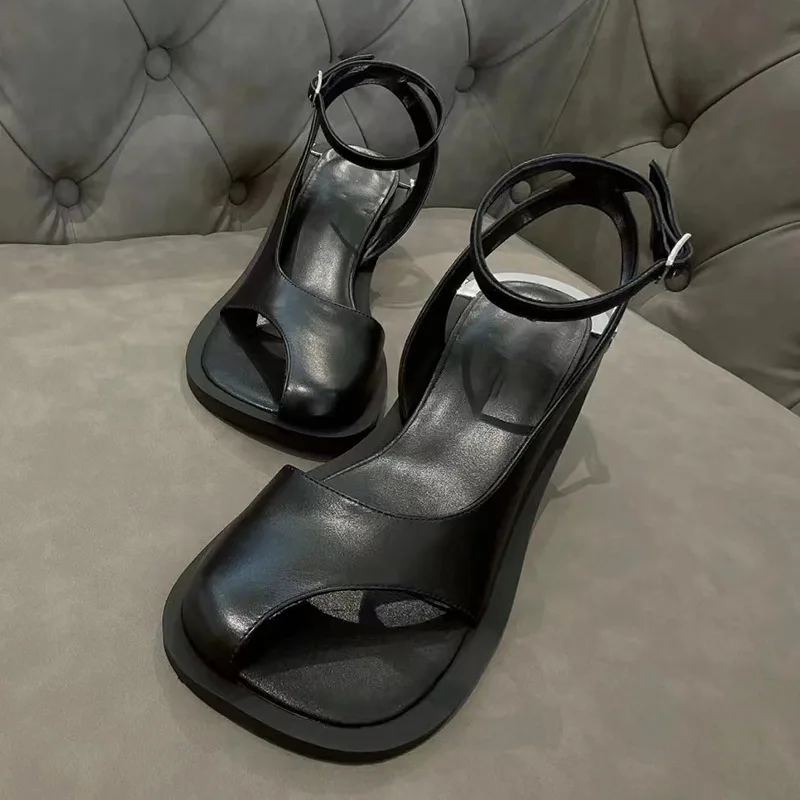 

Сандалии женские на высоком устойчивом каблуке, Дизайнерские однотонные Босоножки с открытым носком и ремешком с пряжкой, повседневная Студенческая обувь, лето 2023