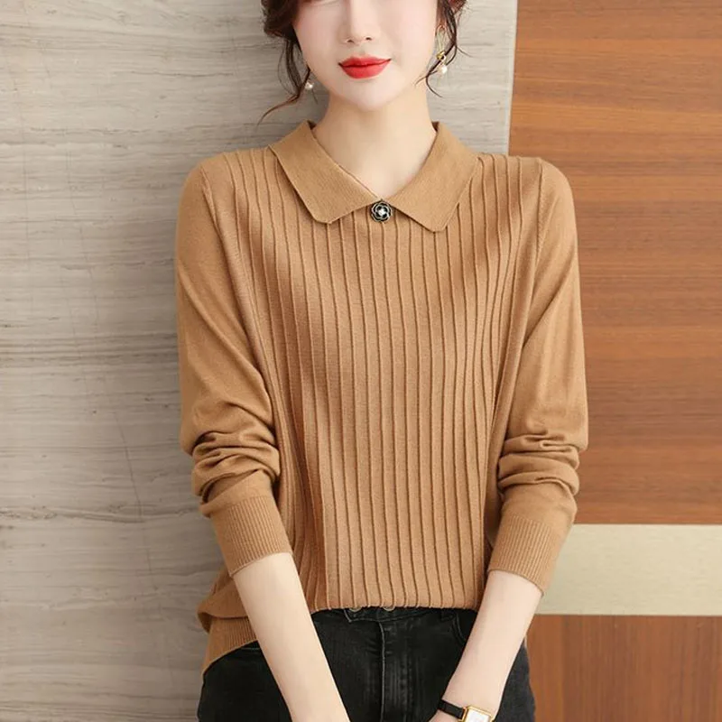 Женский однотонный свитер-поло с нитками и бусинами