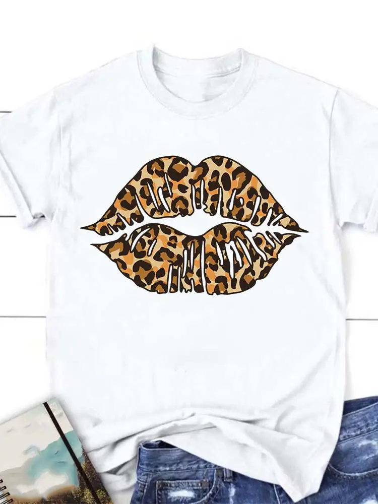 Футболка женская летняя с коротким рукавом и принтом в виде губ |