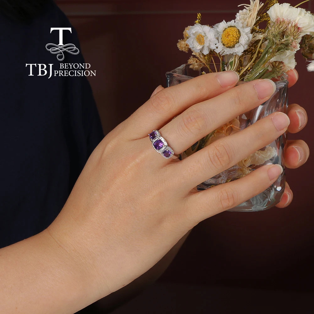 Роскошное изысканное серебряное кольцо с фианитом и натуральным