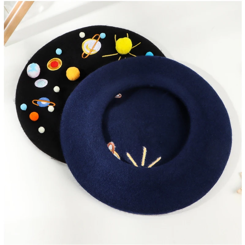 Осенне-зимний дизайнерский шерстяной берет с вышитыми планетами и помпонами