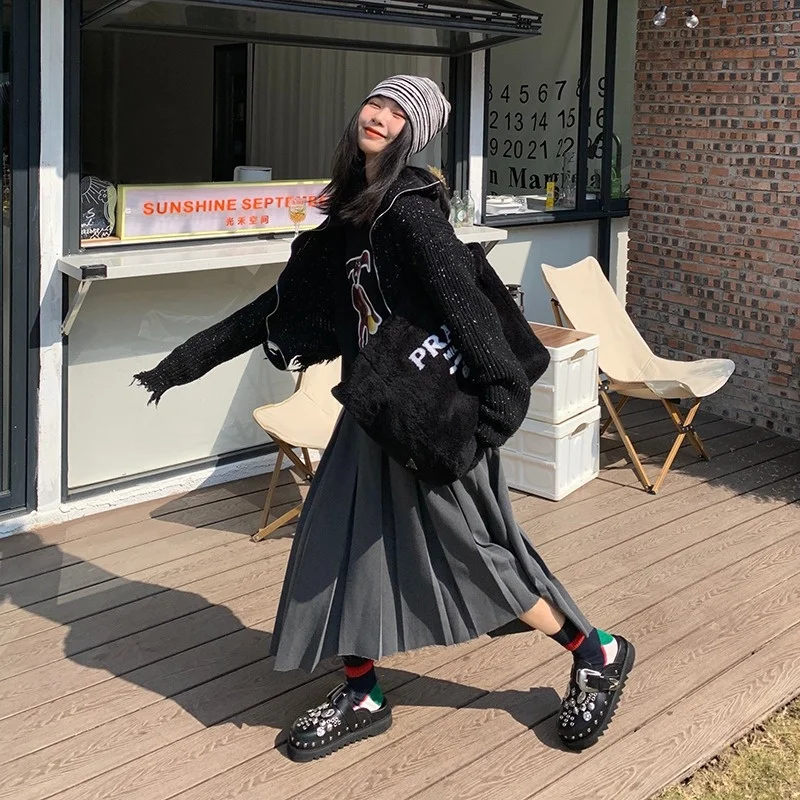 Gu Yun | Riveted Thick Sole Slippers for Female Outwear, Summer niche Boken Hole Shoes, Baotou, Black Half Slippers Fashion