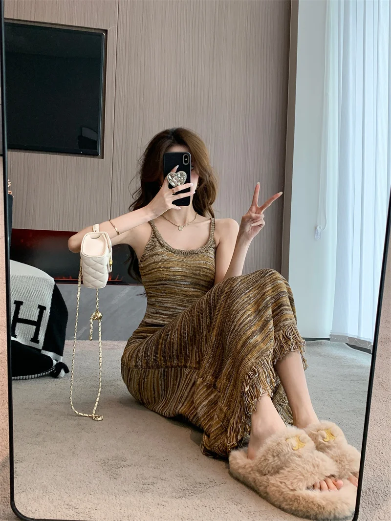 Вязаное длинное платье в полоску с кисточками женское макси на подтяжках