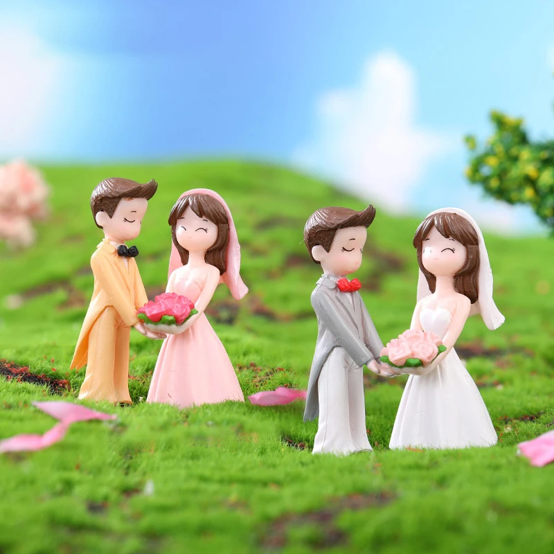 

2Pcs Romantic Giving Flowers Wedding Couple Figurines Fairy Garden Micro Landscape Pendant Resin Craft Garden Decoration