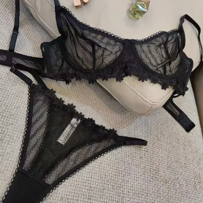 Сексуальное кружевное нижнее белье с вышивкой и большой грудью маленькое