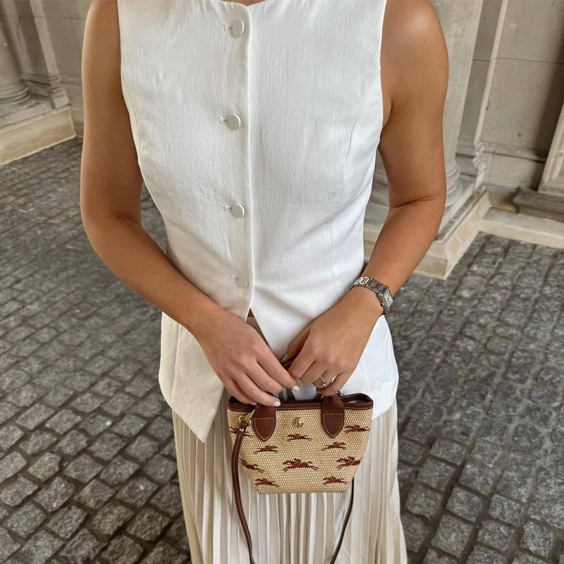 Женский белый жилет без рукавов на пуговицах