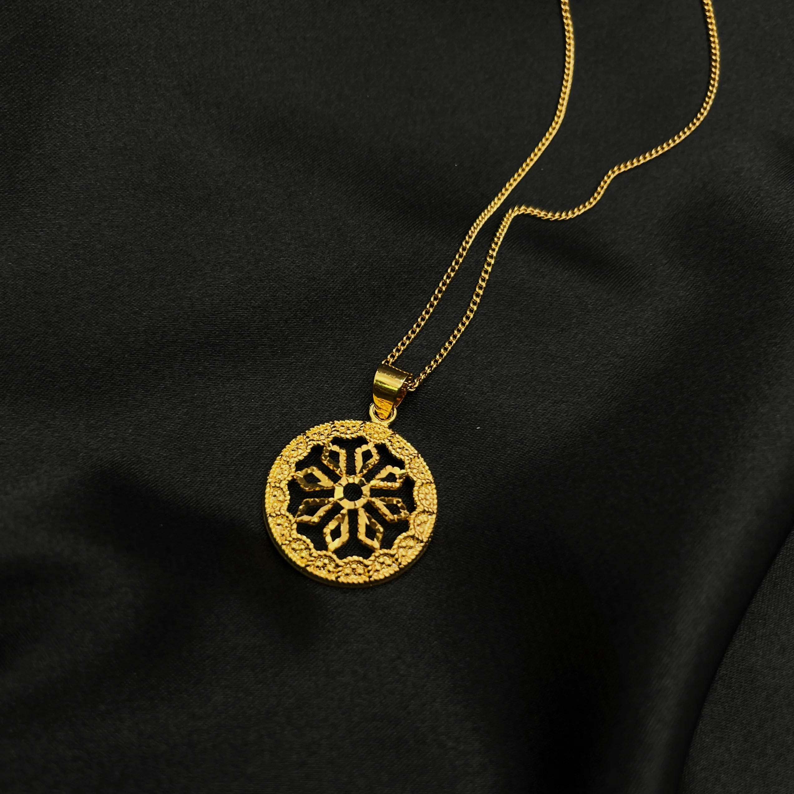 

MANDI Round Flower Hollow Design Gold Plated Pendant Ladies Clavicle Chain Popular Jewelry Fashion Color Never Fading Necklace