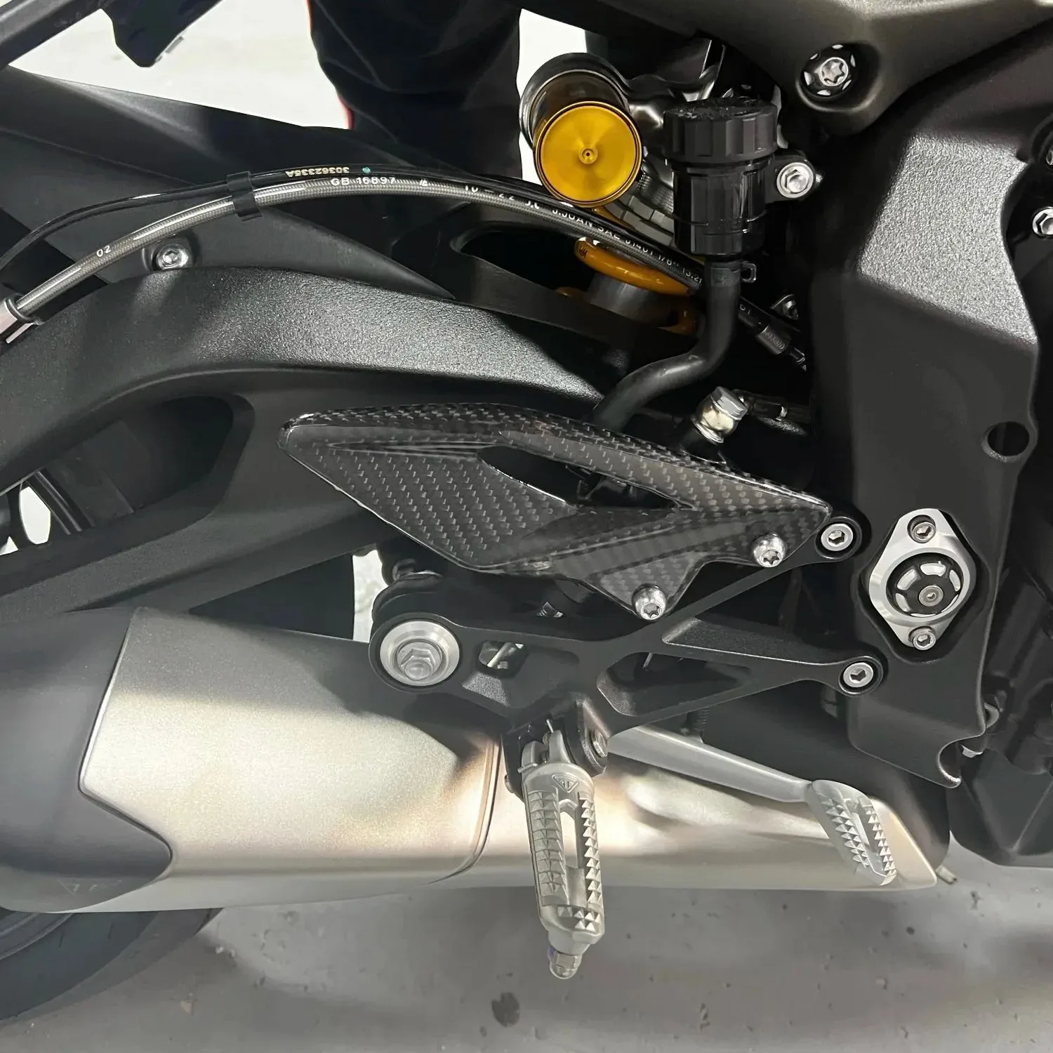 Фото Для Triumph Street Triple 660 765 R RS 2016-2021 2022 2023 2024: Карбоновые аксессуары для мотоциклов, защитные накладки на заднюю часть сиденья, подножки №5