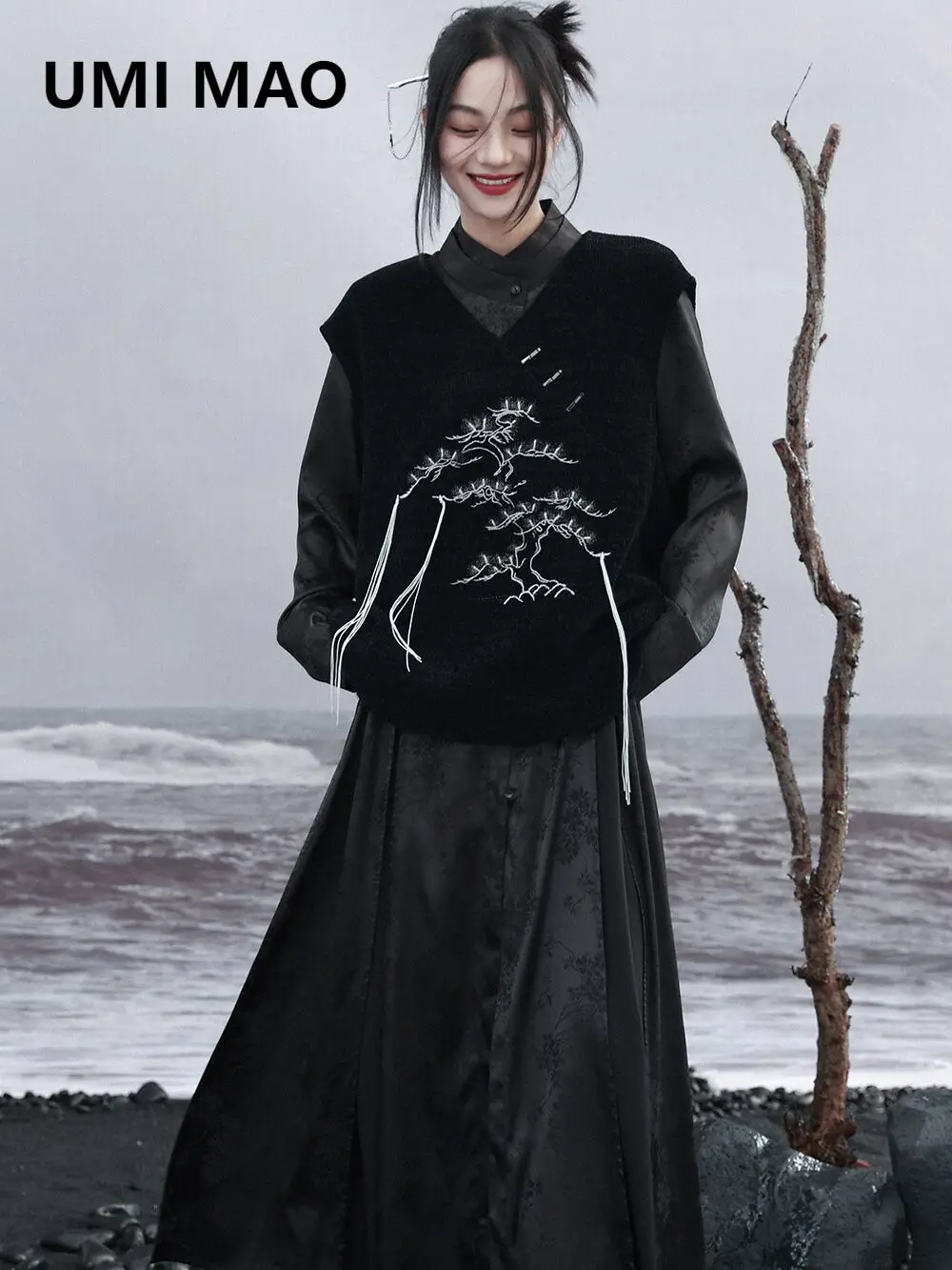 Майка женская с вышивкой и кисточками в китайском стиле