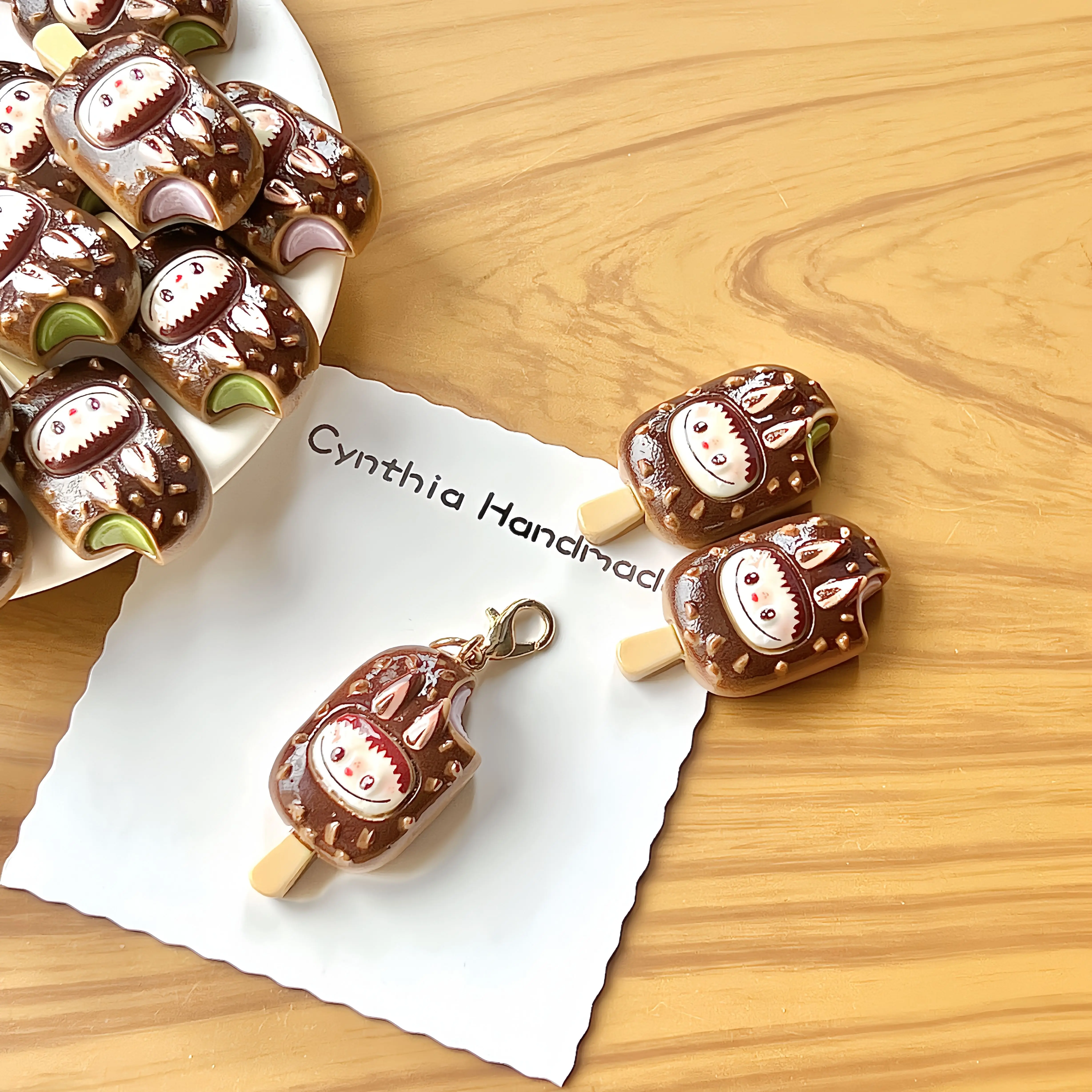 Миниатюрный брелок Labubu в виде мультяшного мороженого с имитацией шоколада