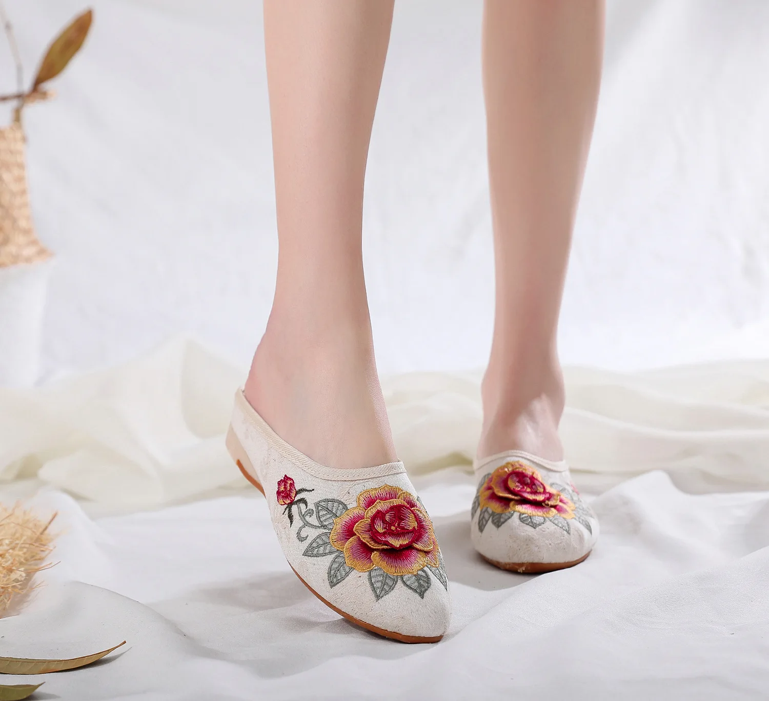 

Pointed toe antique shoes jacquard cotton Hanfu shoes elegant embroidered cheongsam slippers fashion casual semi-support shoes