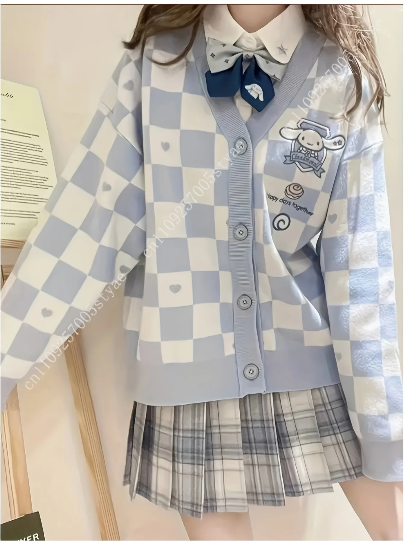 Фото Светло-голубой белый клетчатый кардиган Cinnamoroll с дизайном в виде сердечек для подростков и женщин, тонкий свитер с длинными рукавами. №2