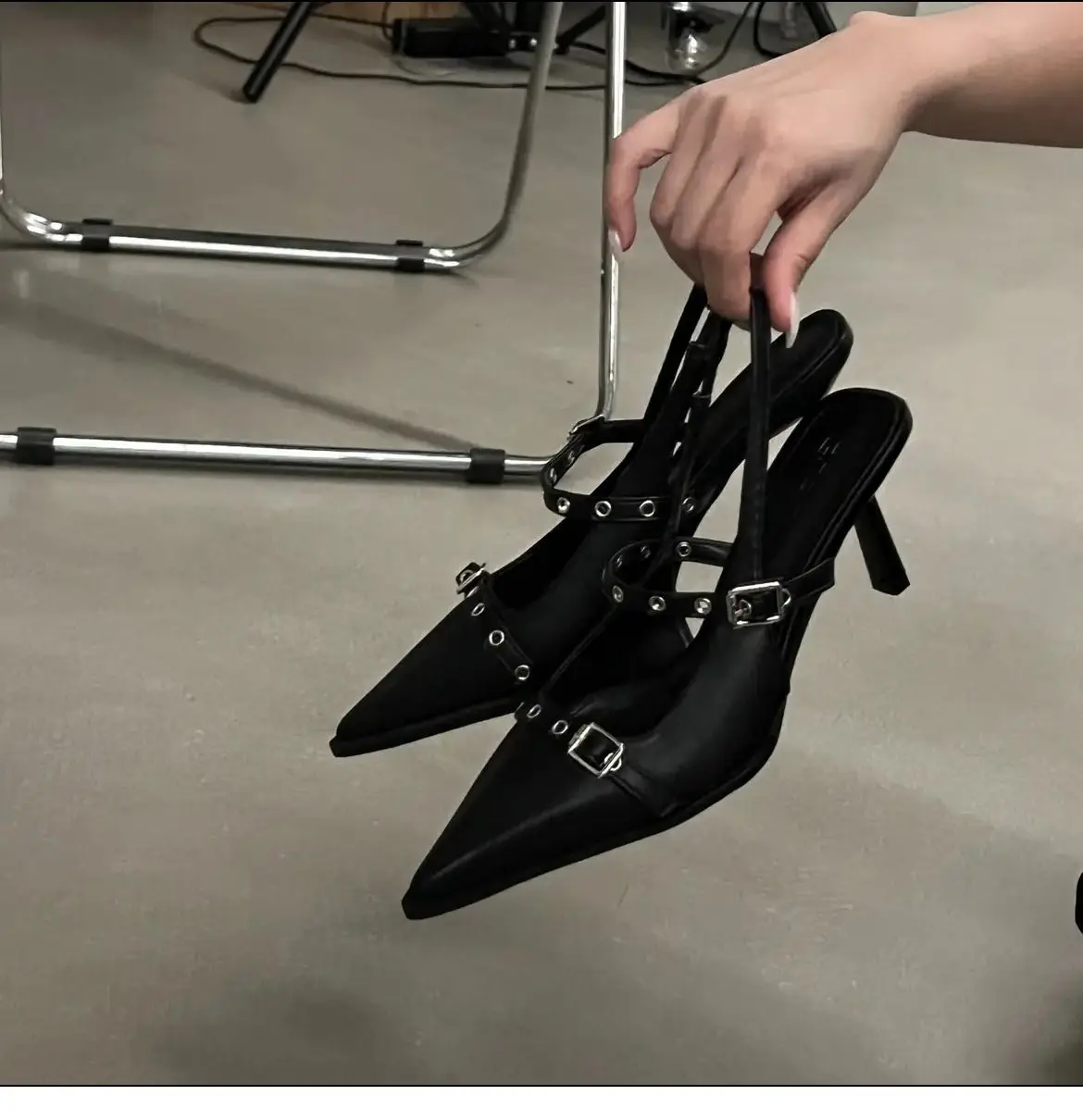 Новинка весны 2023, модный толстый каблук с перекрестными ремешками, остроконечный каблук, с закрытым носком и пряжкой-французские женские мотыги