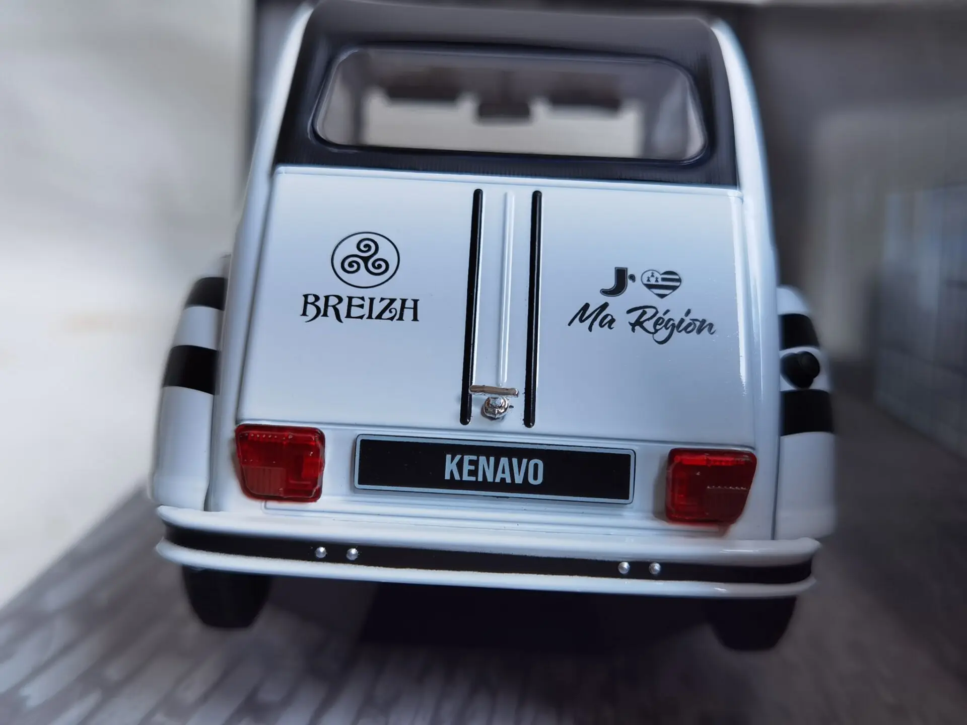 Фото Литой под давлением SOLIDO S масштаб 1:18 CITROEN 2CV6 1982, модель автомобиля из сплава, Коллекционная игрушка, подарок, сувенир, украшение для дисплея №4