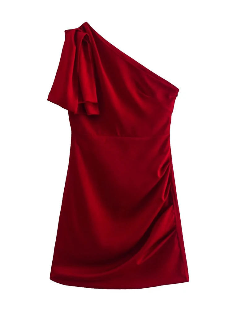 

Женское атласное платье с открытыми плечами