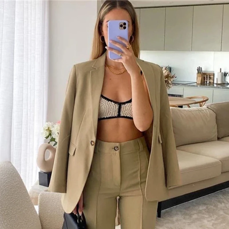 Женский приталенный Блейзер с длинным рукавом и карманами |