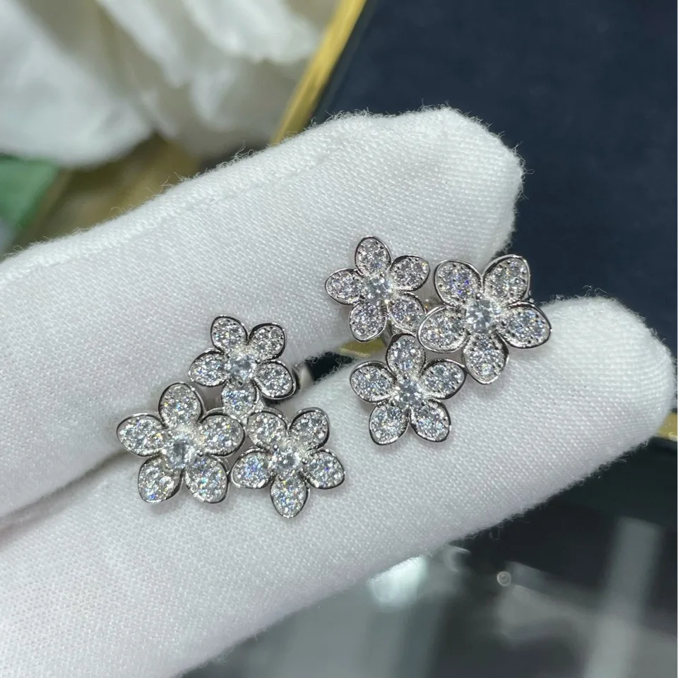 

Lind New 925 Sterling Silver Inlaid High Carbon Rhinestone Three Flower Earrings For Women Light Luxury Female Factory