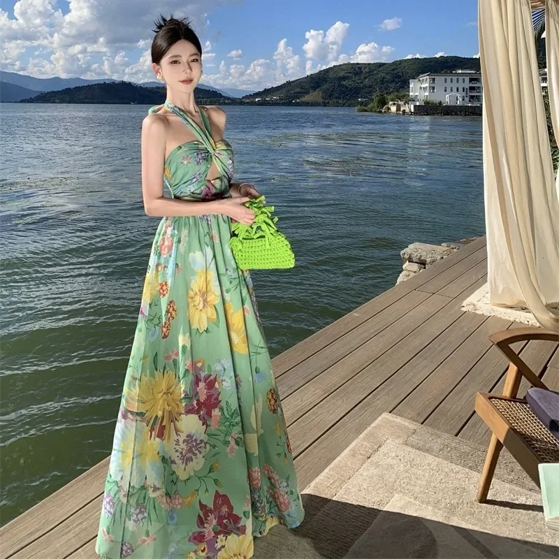 Женское длинное вечернее платье с лямкой на шее в стиле ретро