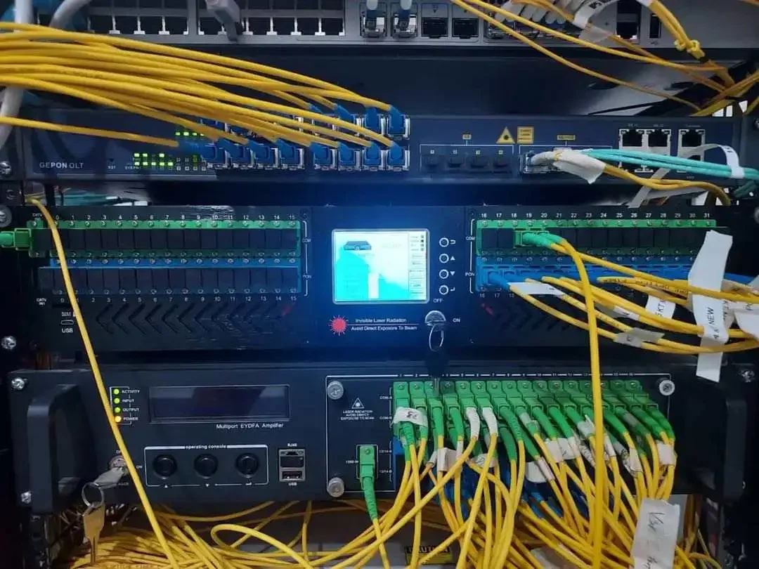 8 16 32 64 Порт 2U EDFA WDM 19 дБм ~ 23 Er/Yb FTTH CATV волоконно-оптический усилитель EYDFA
