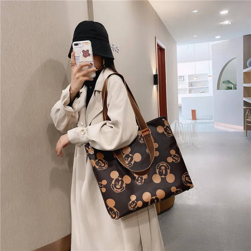 

Сумка на плечо женская с мультипликационным принтом Микки Маус