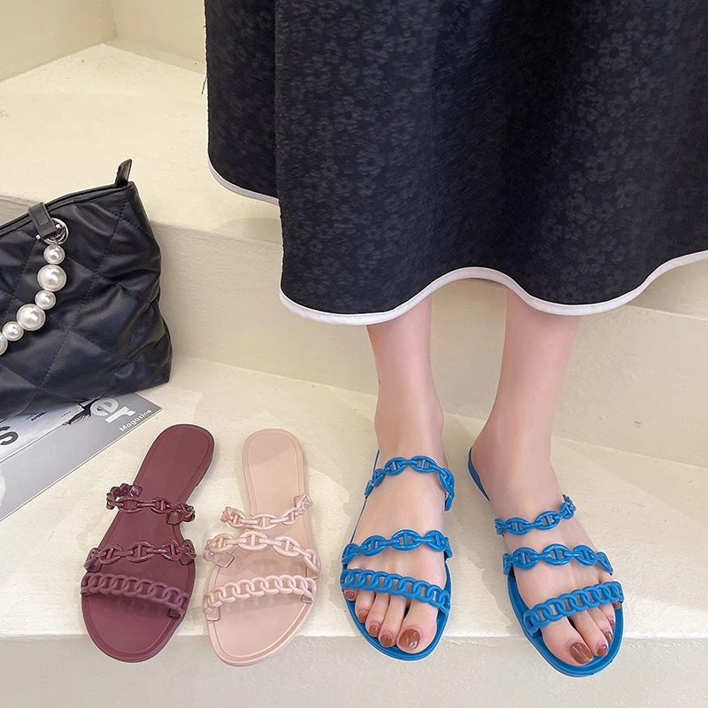 Шлепанцы женские на плоской подошве с 3 ремешками и цепочками |