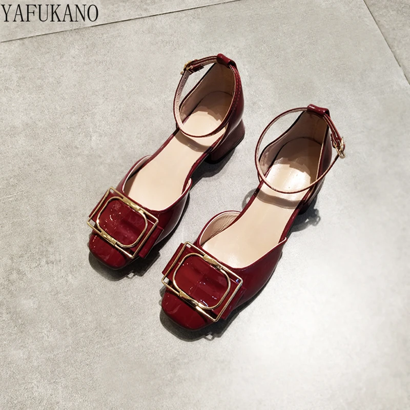 

Сандалии с квадратным носком на среднем каблуке, босоножки с пряжкой One-Word, металлическая квадратная искусственная кожа, красная Свадебная ...