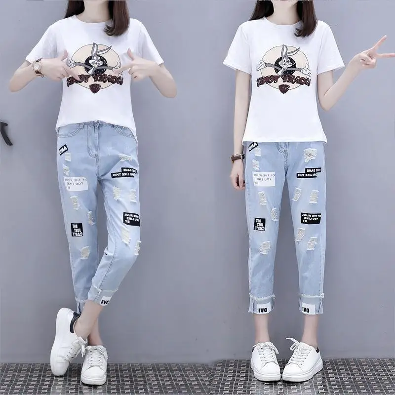 Женский комплект из футболки с принтом и джинсов перфорацией летний сезон 2023