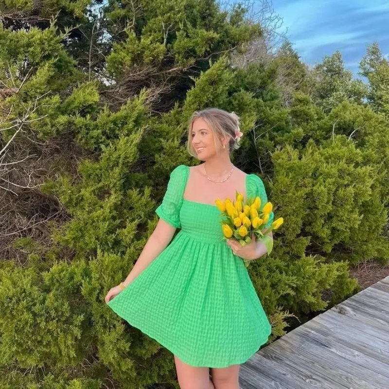 

Женское платье-пачка с длинным рукавом, квадратным вырезом и оборками