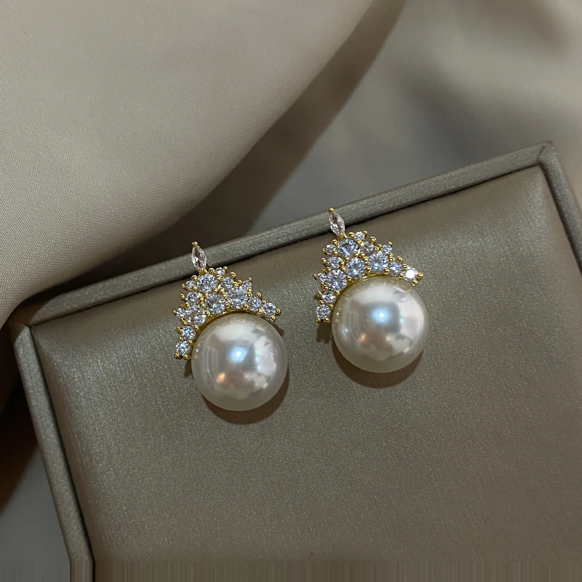 

Pearl earrings earrings earrings women's 2021 new fashion autumn and winter fashion micro inlaid zircon temperament high sense