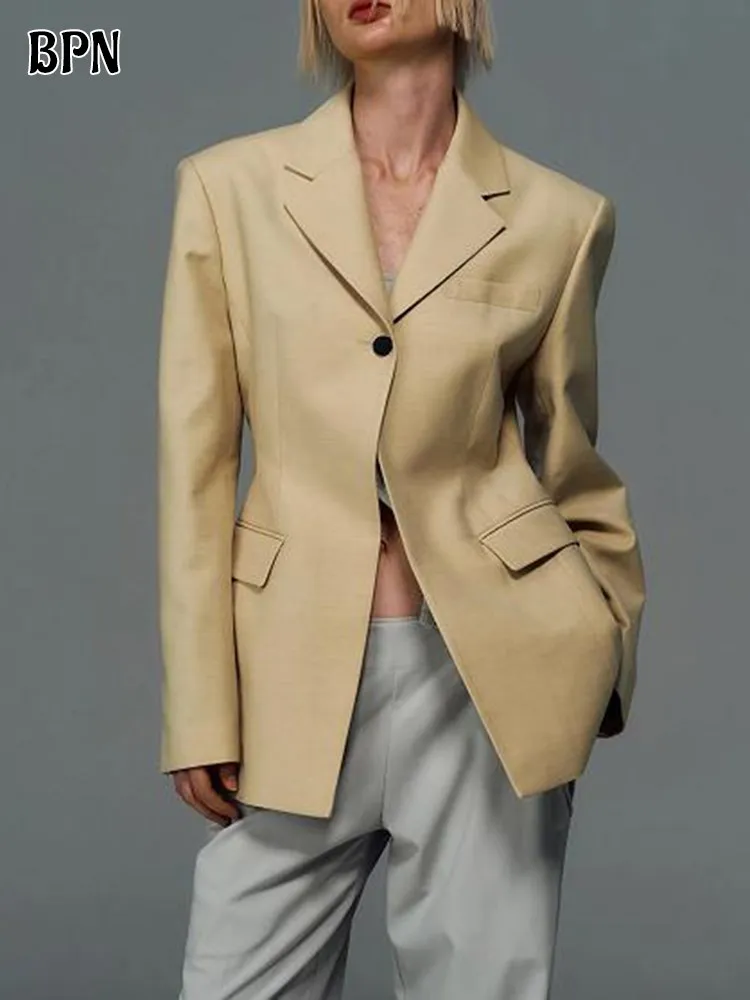 Женский блейзер с отложным воротником