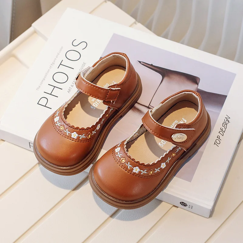 

Korean version children's shoes round toe embroidered versatile leather shoes 2023 children's shoes girls' flat shoes