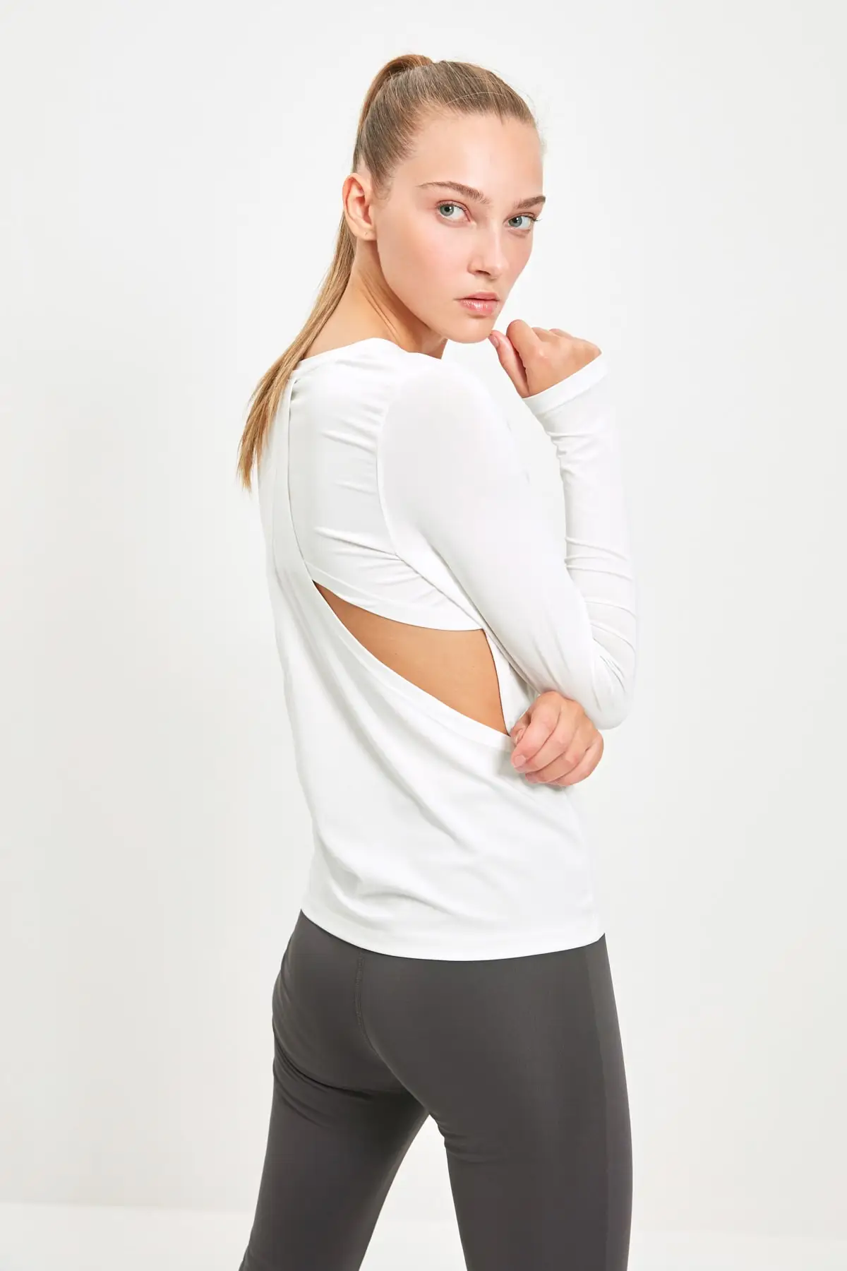 

Trendyol Backpack Detailed Sport Blouse TWOAW22BZ0290