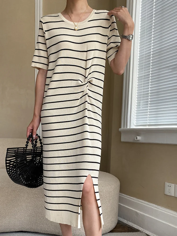 Женское трикотажное платье в полоску, Повседневное трикотажное платье контрастных цветов с круглым вырезом, разрезом и коротким рукавом, Y198, лето 2023