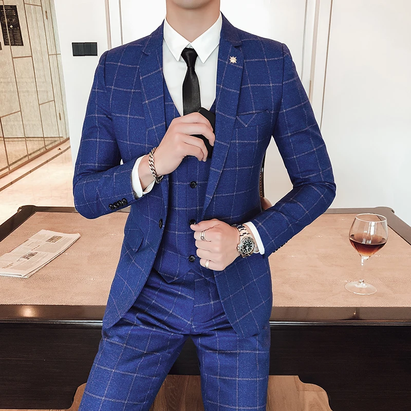 Женский классический костюм