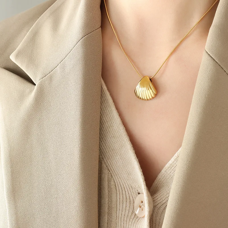 

Internet Celebrity Vintage Fan-Shaped Metal Shell-Shaped Striped Pendant Necklace Special Interest Earrings Jewelry Set