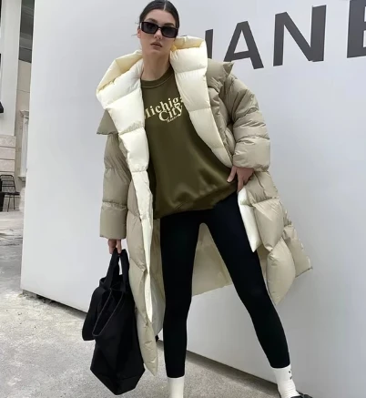 Пушистая белая куртка на утином пуху женская зимняя толстая теплая длинная