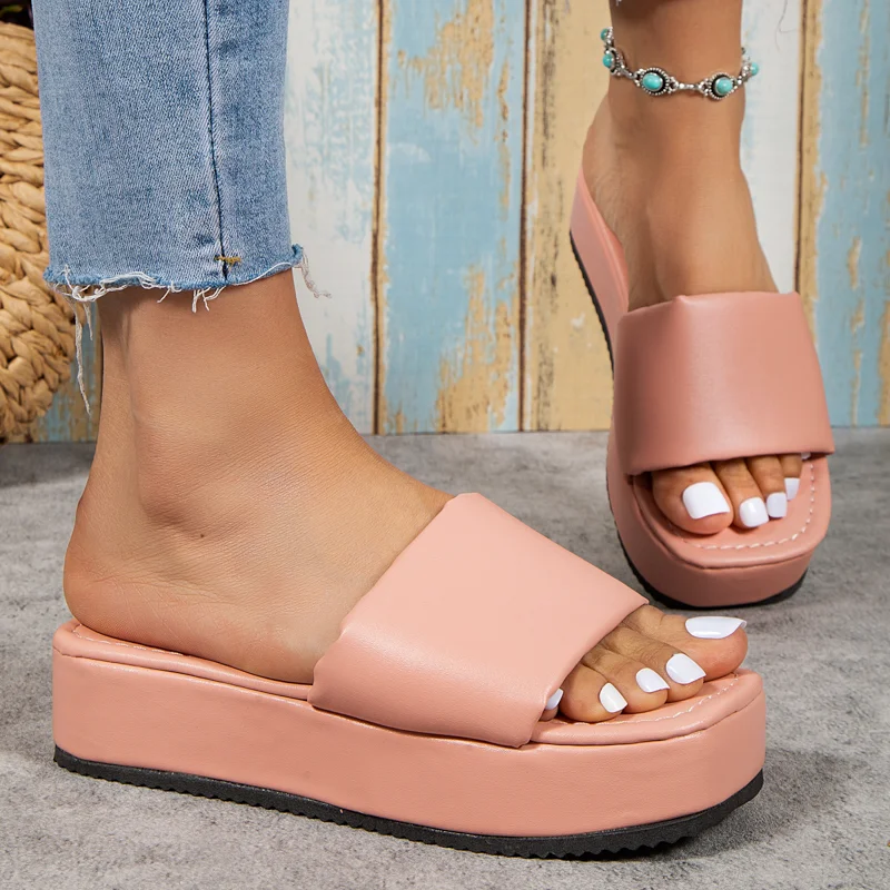 

Новинка, женские шлепанцы на танкетке 2023, Летние кожаные модные уличные сандалии с ремешком на пятке, пляжные женские нескользящие шлепанцы...