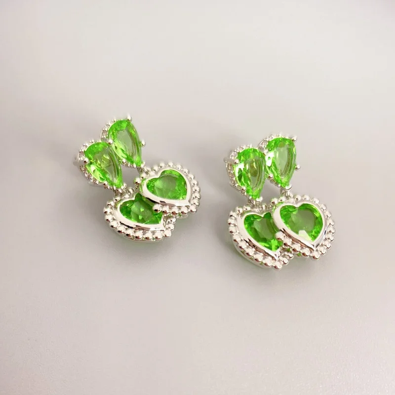 

Новинка в Японии и Южной Корее маленькие инкрустированные зелеными искусственными драгоценными камнями в форме свежей вишни Модные женски...