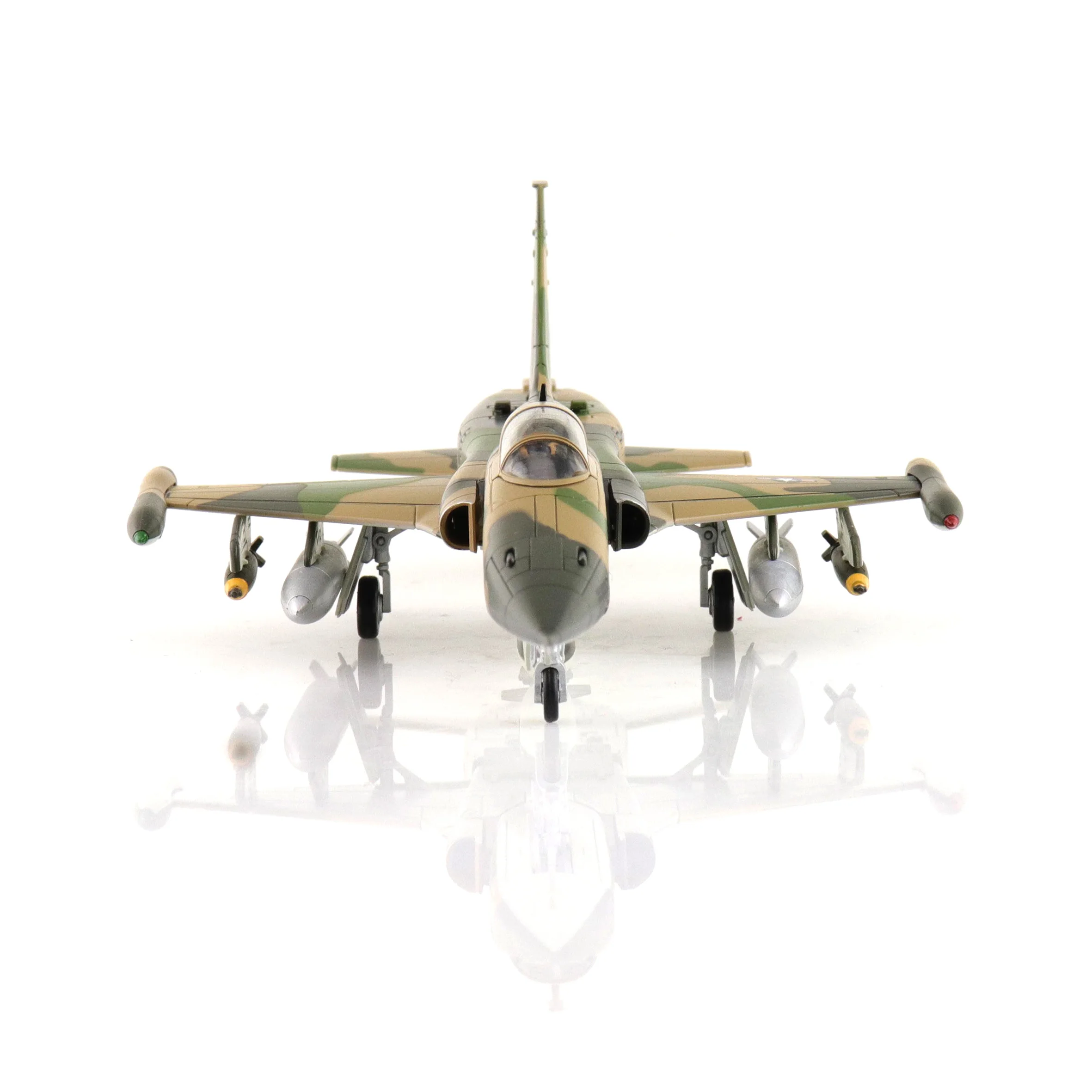 Фото 1:72 HA33003 Модель американского истребителя F-5C Skoshi Tiger 10th Squadron 1965 Модель изделия из сплава №2