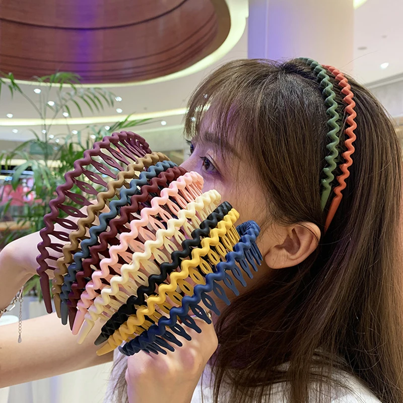 

Однотонный глянцевый ободок для волос, зубчатые Нескользящие гребни, аксессуары для волос, для мытья лица, для макияжа, однотонные волнисты...