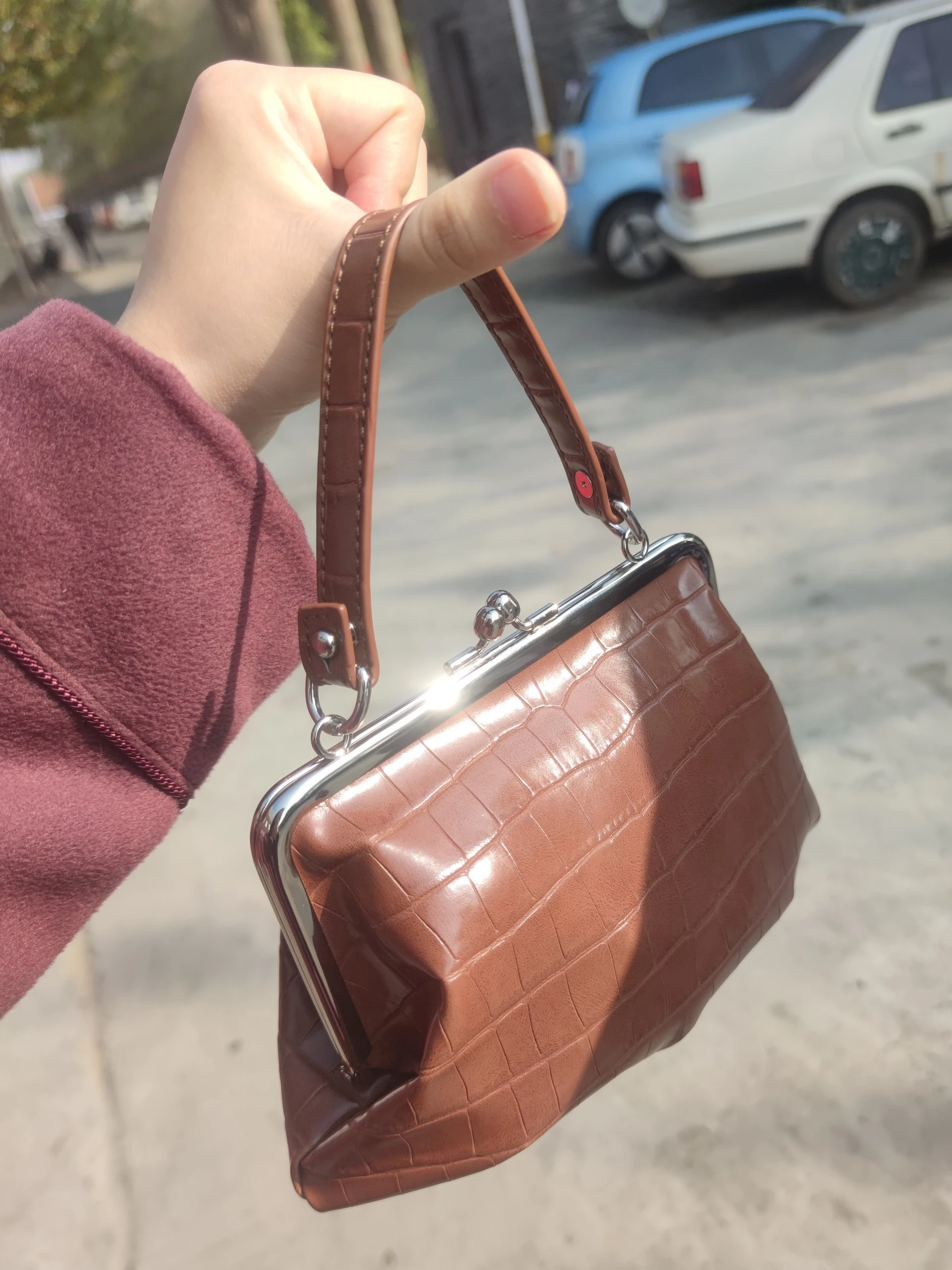 

2021 Autumn and Winter Dumpling Bag Chocolate Color Chain Portable Messenger Bag