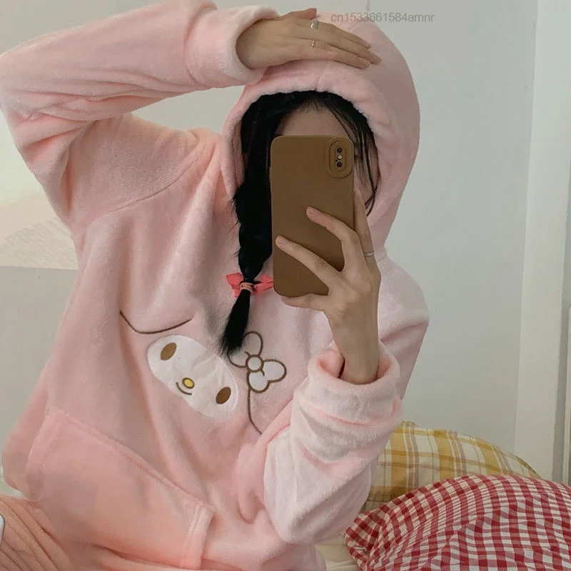 

Мультфильм Kuromi с капюшоном плюшевая Пижама женская толстая свободная большая Домашняя одежда комплект Anrio Melody розовые модные комплекты Kawaii...