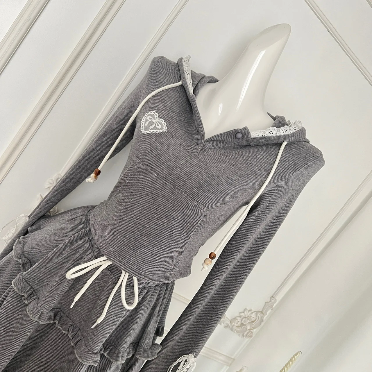 Комплект из 2 предметов для ранней осени вязаный пуловер с капюшоном и юбка-пачка