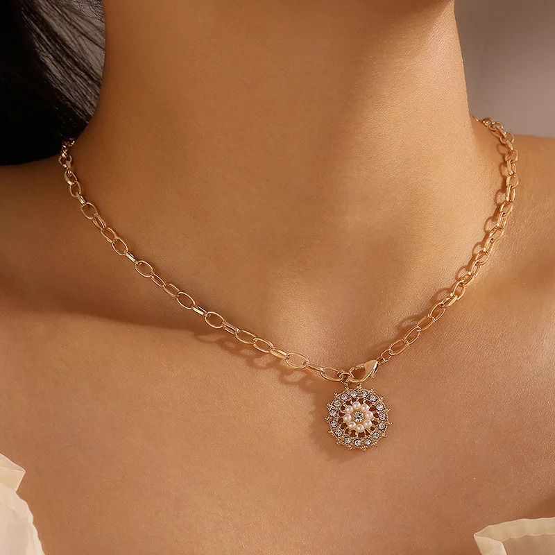 

New 2022 Pearl Inlaid Diamond Single Layer Necklace Geometric Round Hollow Clavicle Chain
