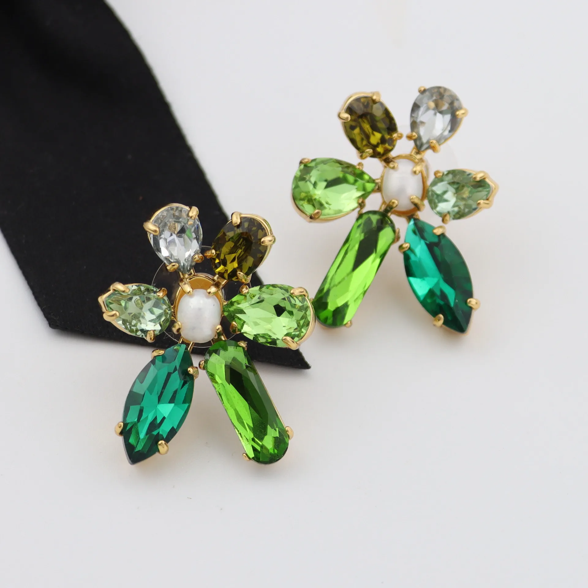 

Серьги из пресноводного жемчуга с супер вспышкой из стекла и драгоценного камня